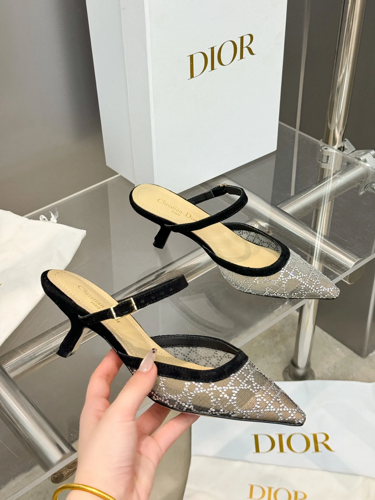 👟👟Ex-factory price 580👟👟 Dior 2025 spring and summer catwalk new style bling...bling...crystal shoes Capture series high-heeled women's shoes Star-same rhinestone square toe cannage pattern cat heel slip-on sandals The top high-end version on the market Exclusive sale Material: Original custom mesh inlaid with hot Australian rhinestones + water-dyed sheepskin feet + original molded hardware buckles + Italian leather outsole Heel height: 6.5CM/9.5CM size: 34-43 (34.40.41.42.43. Customized, non-refundable)